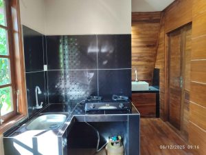 Rumah kayu triangle dengan 2 kamar tidur, cocok untuk sewa jangka pendek selama 3 bulan.