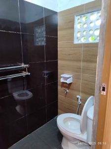 Kabin kayu segitiga minimalis dengan kamar tidur 2 dan fasilitas lengkap, cocok untuk sewa jangka pe.
