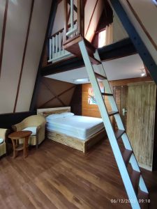 Kabin kayu segitiga dengan dua kamar tidur, cocok untuk disewa selama 3 bulan di Brighton.