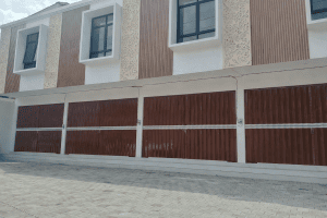 Ruko 2 lantai strategis di Kuta dengan desain modern dan pagar kayu.