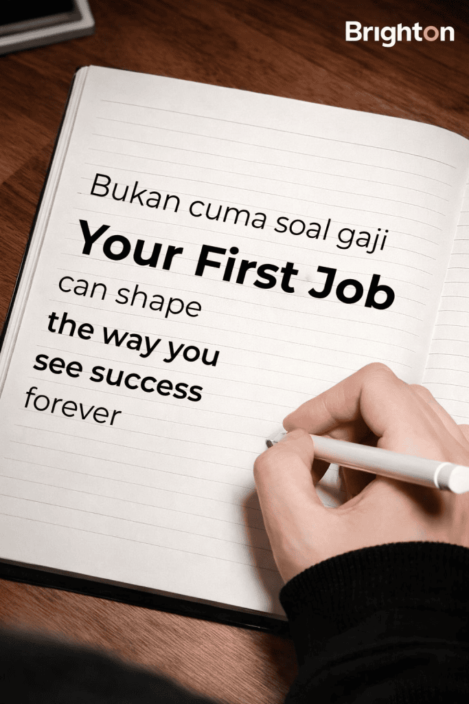 Pesan motivasi tentang pekerjaan pertama dan kesuksesan dalam buku catatan.