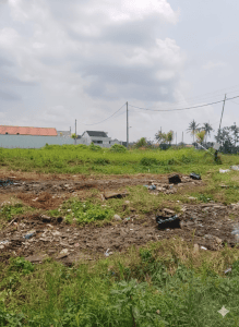 Lahan strategis di Bali dekat jalan utama, cocok untuk investasi properti dan pengembangan bisnis.