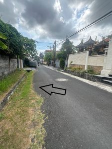 Jalan di Jayagiri, Denpasar Timur, dekat lokasi tanah yang disewakan.