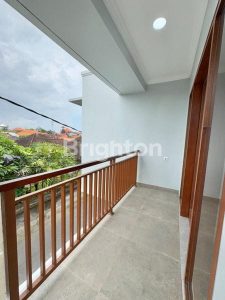 Balkon modern di villa Sanur 3 kamar tidur, pemandangan indah, cocok untuk relaksasi.