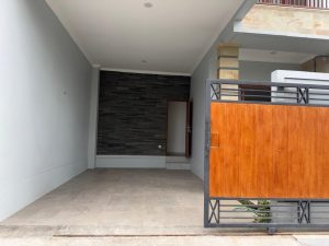 Ruang parkir villa modern 3 kamar tidur di Sanur, Denpasar Selatan.