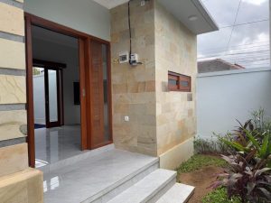 Villa modern 3 kamar tidur di Sanur, Denpasar Selatan, dengan desain minimalis dan taman hijau.