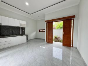 Interior ruang tamu villa modern 3 kamar di Sanur, Denpasar Selatan.