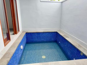 Kolam renang kecil dan elegan di villa modern Sanur, Denpasar Selatan.