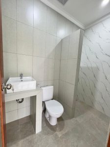 Kamar mandi modern dan bersih di villa Sanur 3 kamar tidur, cocok untuk liburan keluarga di Denpasar.