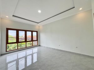 Villa modern 3 kamar tidur di Sanur, Denpasar Selatan, dengan interior luas dan pencahayaan alami.