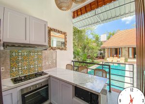 Villa modern 4 kamar tidur di Umalas, Bali dengan kolam renang dan pemandangan taman.