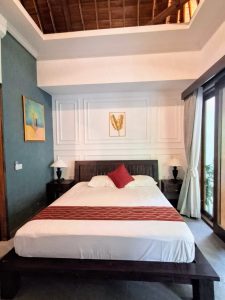 Kamar tidur villa modern 4 kamar tidur di Umalas, Bali, lengkap dengan dekorasi elegan dan pencahaya.