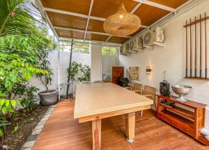 Villa modern 4 kamar tidur siap huni di Umalas, dekat area Mumbak, cocok untuk investasi atau hunian.