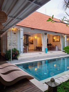 Villa modern 4 kamar tidur siap huni di Umalas, Bali, menawarkan kenyamanan dan keindahan arsitektur.