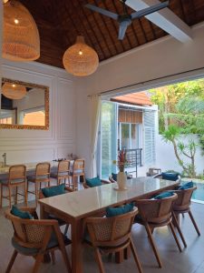 Interior ruang makan villa modern 4KT di Umalas, suasana nyaman dan terang.