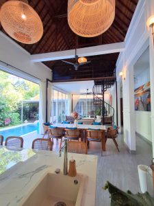 Ruang makan dan interior modern dengan pencahayaan alami dan dekorasi elegan.