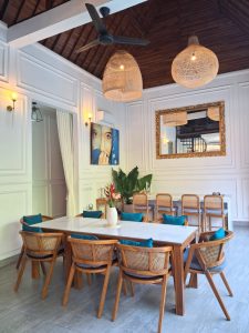Interior ruang makan villa modern 4 kamar tidur di Umalas, Bali.