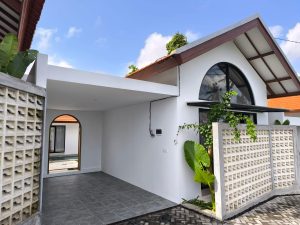 Villa sewa tahunan di dekat Canggu, Bali, menawarkan suasana nyaman dan desain modern untuk tinggal.