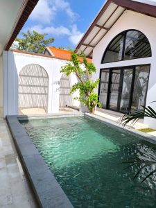 Kolam renang villa dekat Canggu, Bali, menawarkan suasana santai dan nyaman untuk liburan tahunan.