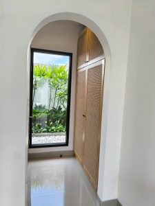 Villa di Seaside di Canggu, dekat pantai, dua kamar tidur, desain modern dan nyaman.