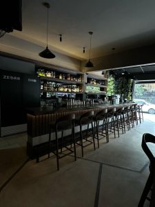 Bar dan restoran modern di Canggu, Bali, menawarkan peluang bisnis siap pakai dengan konsep menarik.