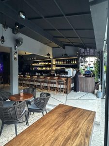 Bar dan restoran di Canggu, Bali, menawarkan suasana nyaman dan lengkap.