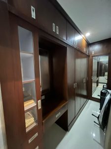 Rak penyimpanan kayu di dalam ruangan villa.