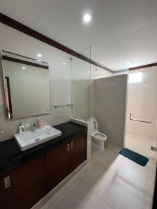 Kamar mandi modern lengkap dengan wastafel, toilet, dan shower di Villa Sanur Bali.