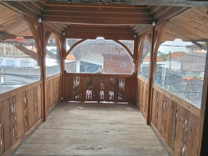 Teras kayu joglo 2 lantai dengan desain tradisional dan bahan kayu alami.