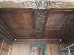 Arsitektur joglo kayu tradisional, cocok untuk properti komersial unik dan estetis.