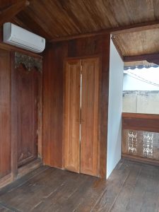 Interior rumah kayu joglo 2 lantai dengan desain unik dan kayu alami.