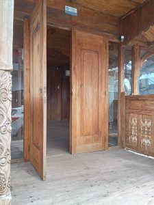 Pintu kayu joglo tradisional untuk properti komersial unik dan elegan.
