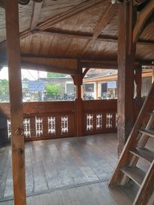 Rumah joglo kayu dua lantai, desain tradisional dan unik untuk properti komersial di Joglo.