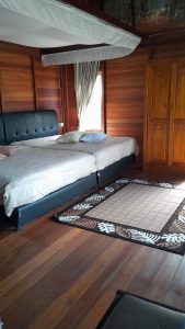 Interior kamar tidur rumah 3 lantai dengan pemandangan gunung dan danau yang indah.