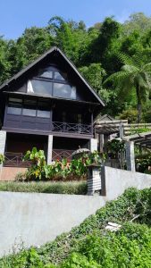Rumah 3 lantai modern dengan pemandangan gunung dan danau di Bedugul. Desain elegan dan pemandangan.