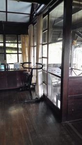 Kaca besar dan pemandangan pegunungan serta danau di rumah mewah 3 lantai di Bedugul.