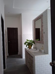 Kamar mandi mewah di villa eksklusif 2 lantai di Kerobokan, Bali, dengan desain modern dan fasilitas.