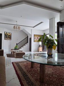 Villa eksklusif 2 lantai dengan interior modern dan ruang luas di Kerobokan.