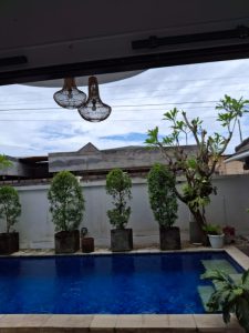 Villa mewah 2 lantai dengan 3 kamar tidur di Kerobokan, lengkap dengan kolam renang pribadi dan tama.