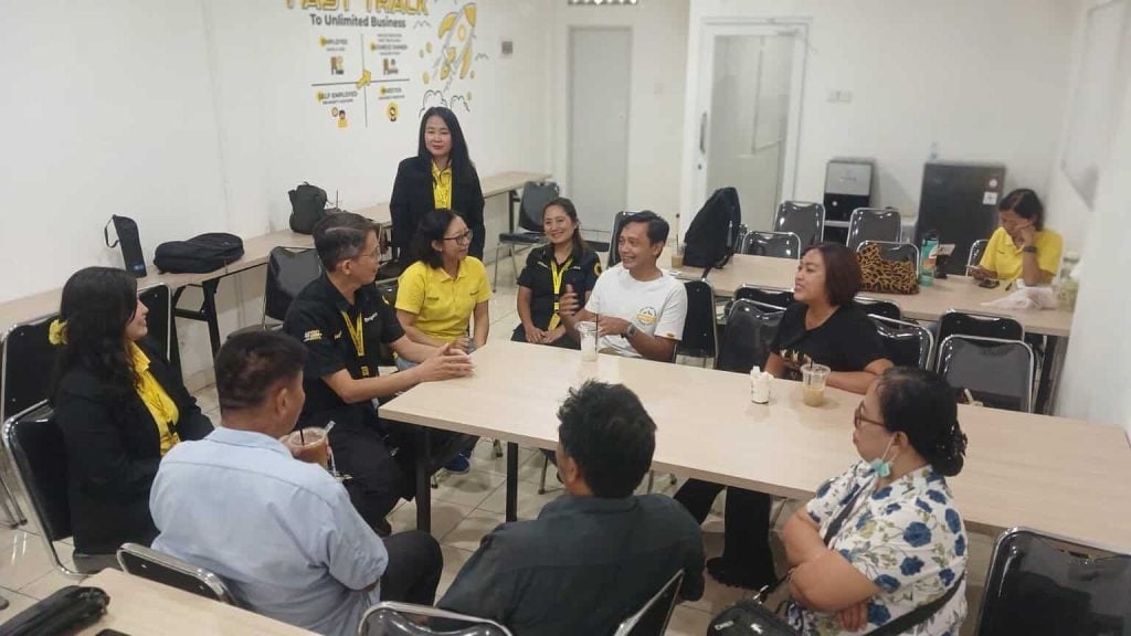 Pelatihan aktivitas tim di ruang meeting dengan peserta yang aktif berdiskusi dan berinteraksi.