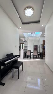 Properti rumah mewah semi villa di Ungasan dengan interior bersih dan elegan, cocok untuk hunian nya.